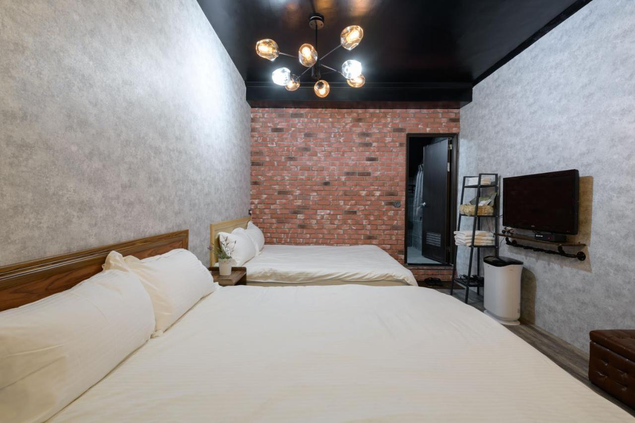 羅東夜市 小宅一生民宿 Night Market Small House Lifetime Hotel Luodong Exterior foto